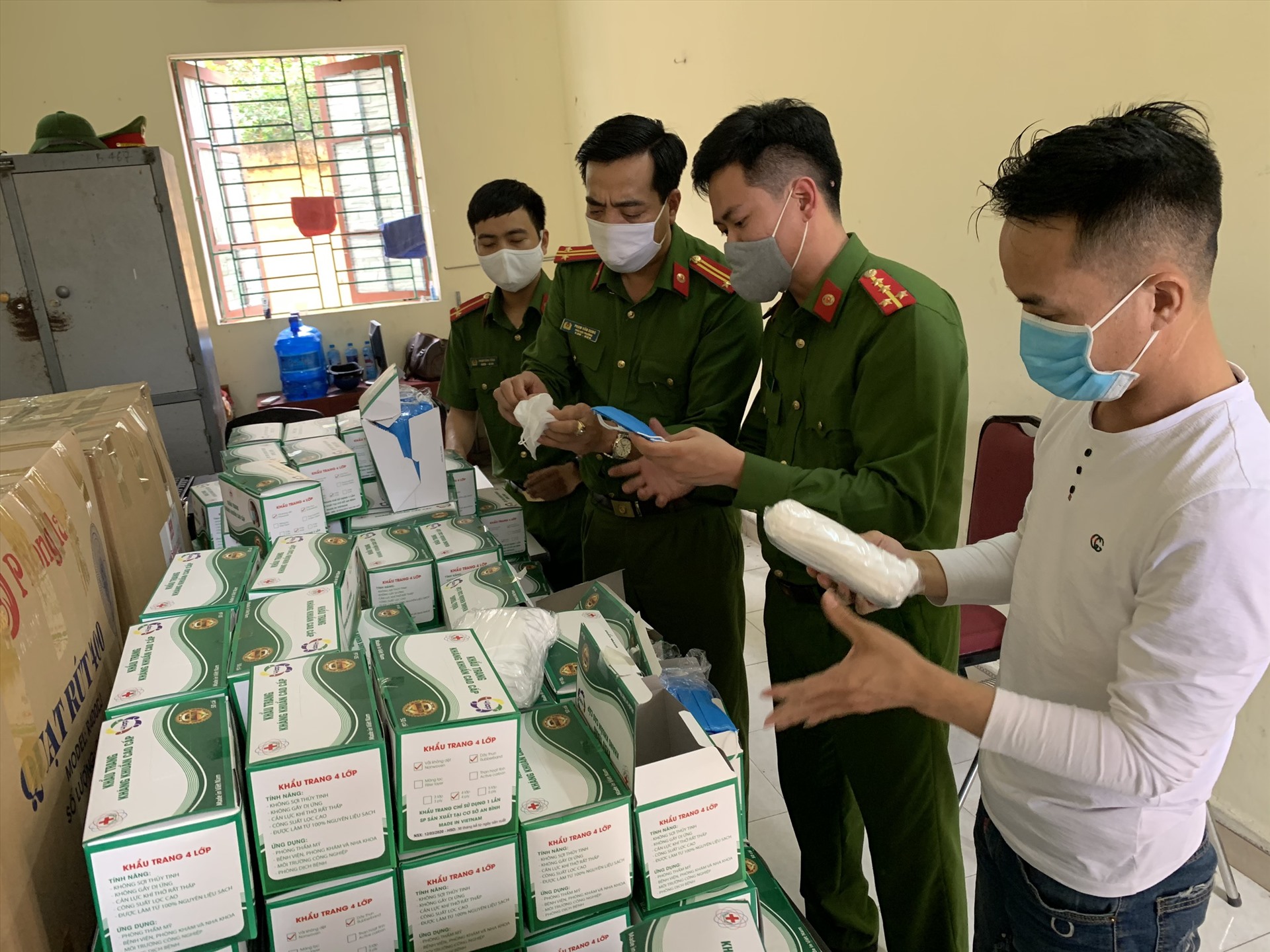 Lực lượng chức năng phát hiện 7.500 khẩu trang không có nguồn gốc. Ảnh Công an TP Hải Phòng