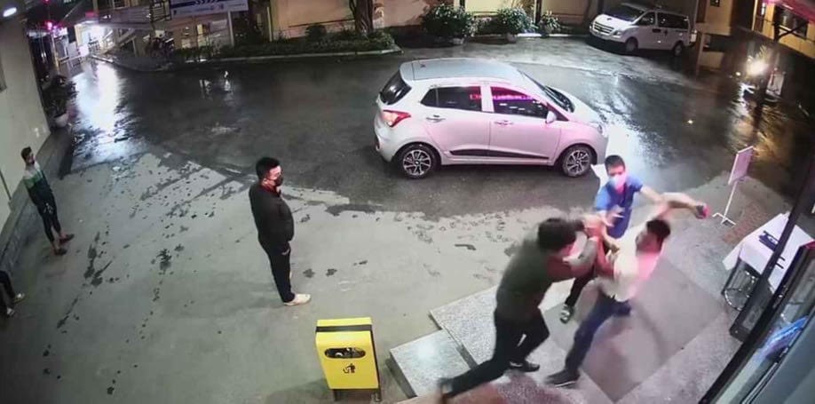 Nôi dung vụ việc được camera an ninh của bệnh viện ghi lại.