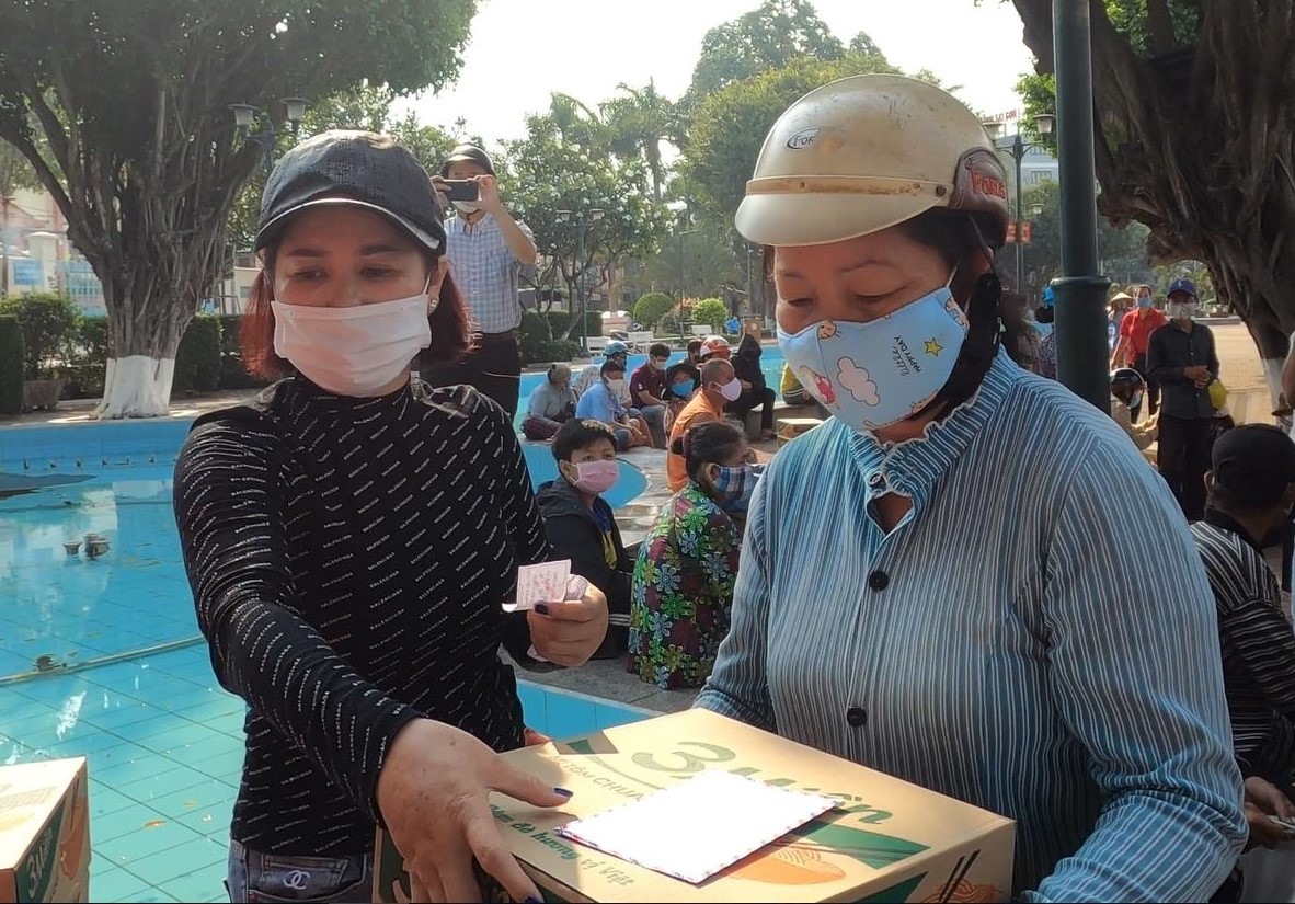 Người bán vé số nghèo được mạnh thường quân hỗ trợ. Ảnh: Đình Trọng