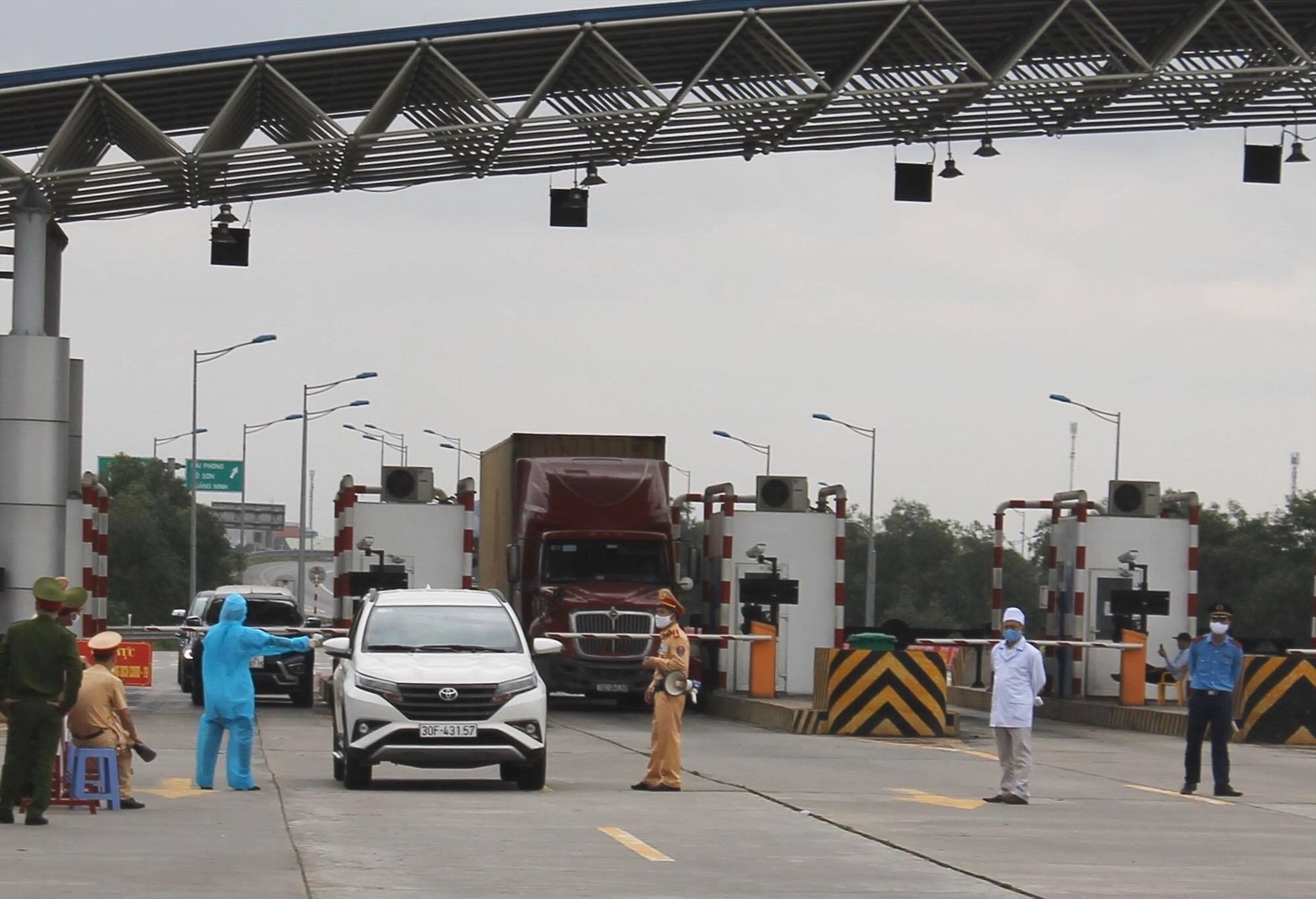 C&aacute;c phương tiện chở người từ tỉnh, th&agrave;nh phố kh&aacute;c kh&ocirc;ng được v&agrave;o Hải Ph&ograve;ng từ 2.4. Ảnh MD