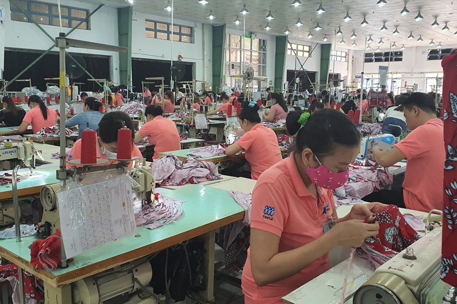 Các công nhân Công ty May mặc Triple sẽ ÄÆ°á»£c hưá»ng 70% lương, nhưng không thấp hÆ¡n lương tá»i thiá»u vùng trong thá»i gian tạm nghá» viá»c vì COVID-19.
Ảnh: Nam Dương