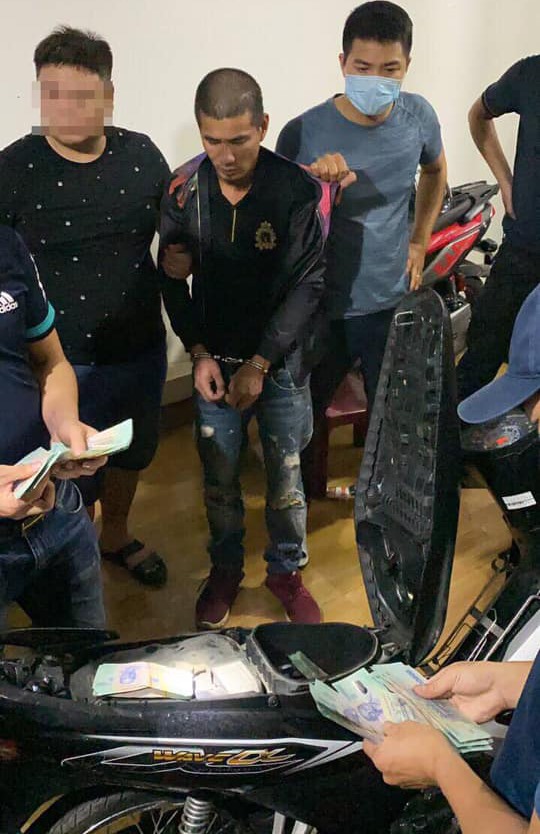 Số tiền bên trong cốp xe.