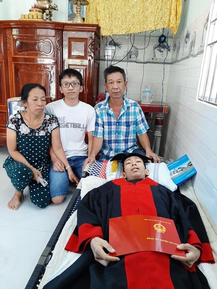 Đông Khang và gia đình trong ngày nhận bằng tốt nghiệp đại học. Ảnh: T.T