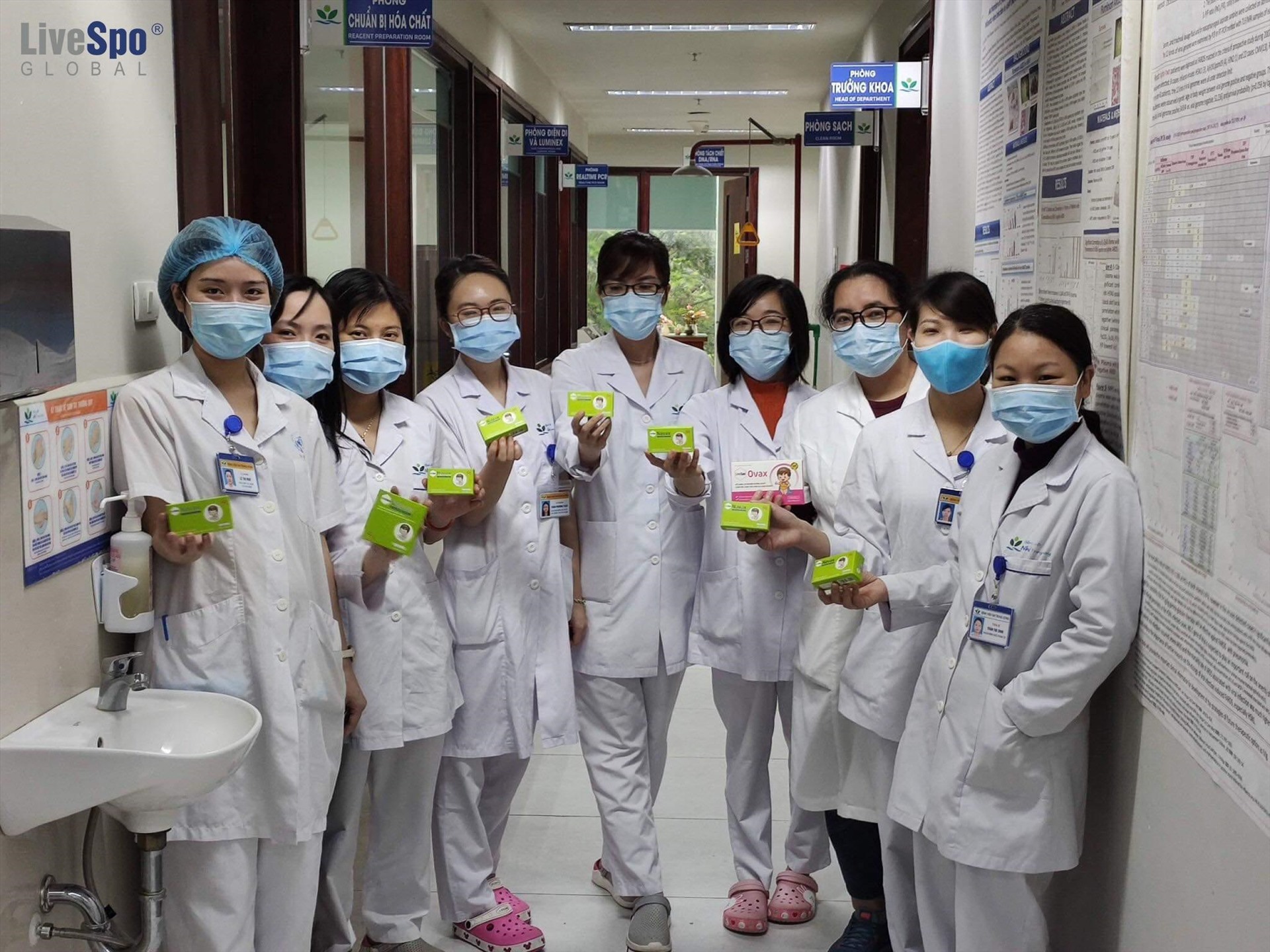 Các bác sĩ tại bệnh viện Nhi TW đón nhận quà từ chương trình