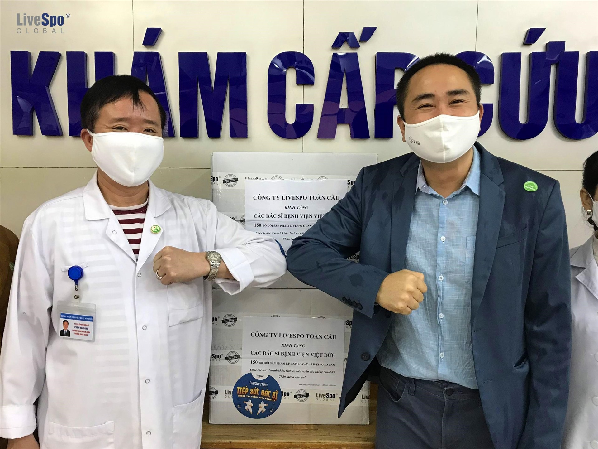 Đại diện công ty tới trao quà tại bệnh viện Việt Đức – Khoa khám bệnh