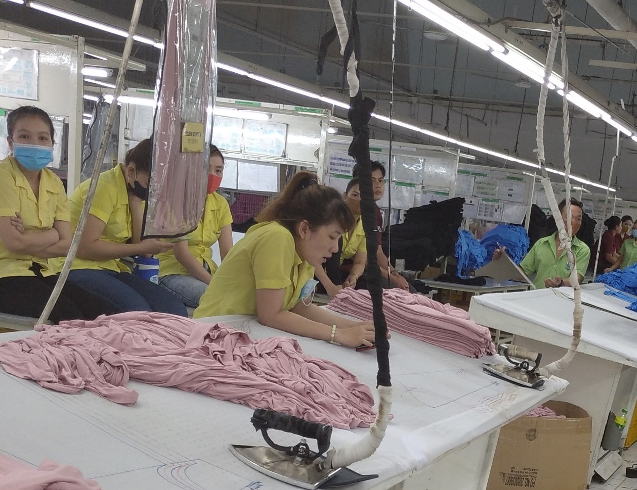 Công nhân Công ty Yesum Vina ngừng việc ngày 20.4. Ảnh bạn đọc cung cấp.