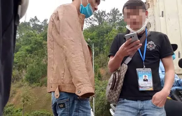 Một tài xế chuyên trách đeo thẻ hành nghề tại cửa khẩu Lạng Sơn. Ảnh: Bạn đọc cung cấp.