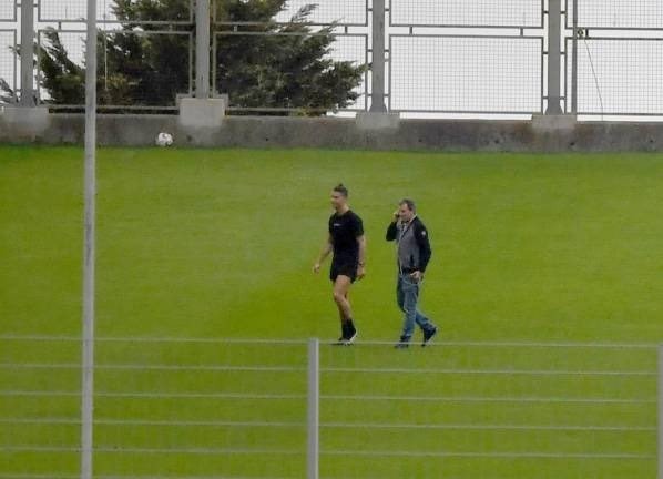 Ronaldo từng gây tranh cãi vì ra ngoài tập luyện. Ảnh: The Sun