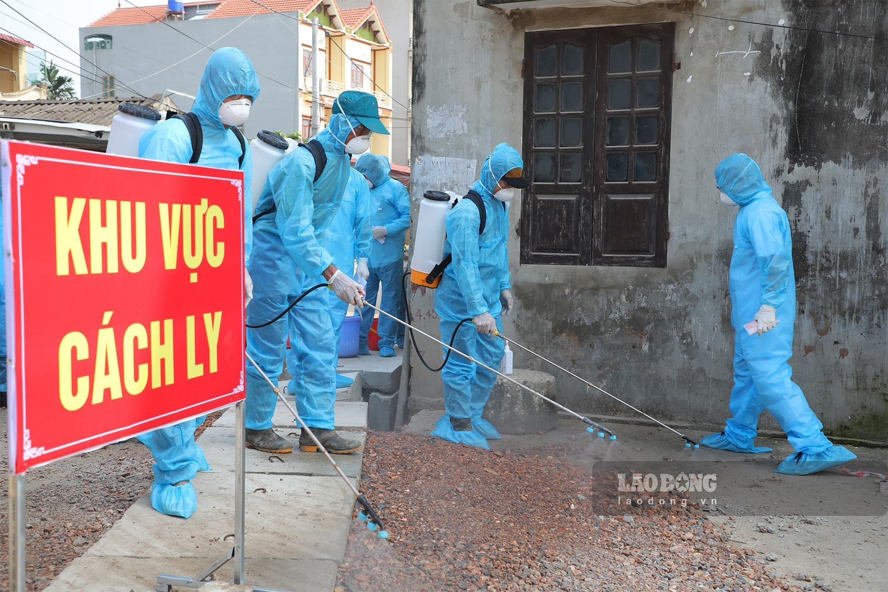 Khu vực Thường Tín được phun khử khuẩn sau khi có ca bệnh 266. Ảnh: Tô Thế