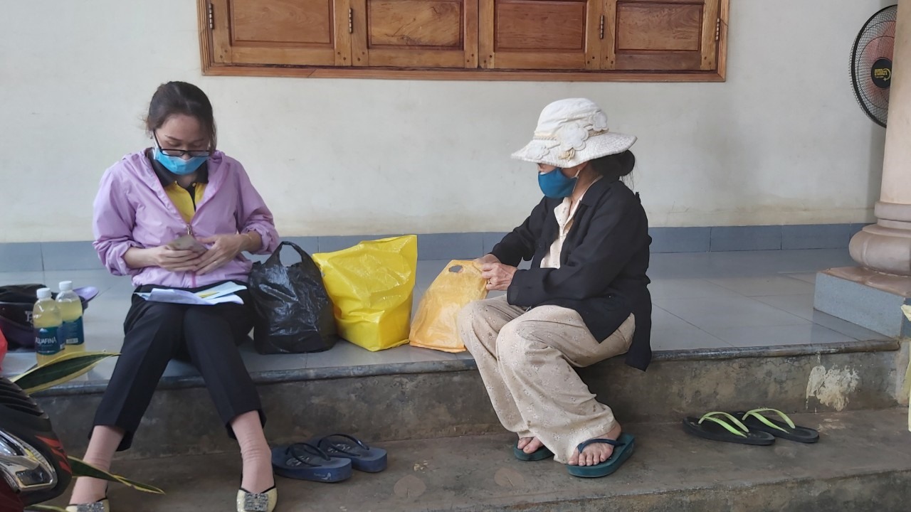 Có lúc nhân viên bưu điện phải ngồi đợi người dân trở về nhà để kịp chi trả đúng tiến độ. Ảnh: Sỹ Linh