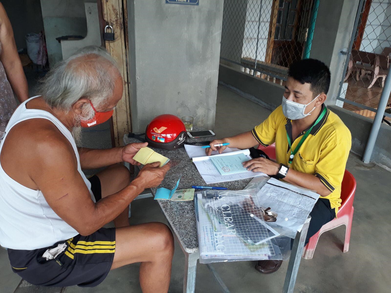 Trong mùa dịch COVID-19, nhân viên bưu điện ở Đắk Lắk phải lặn lội đến các thôn, buôn vùng biên giới để trả lương hưu, trợ cấp BHXH cho người dân. Ảnh: Sỹ Linh