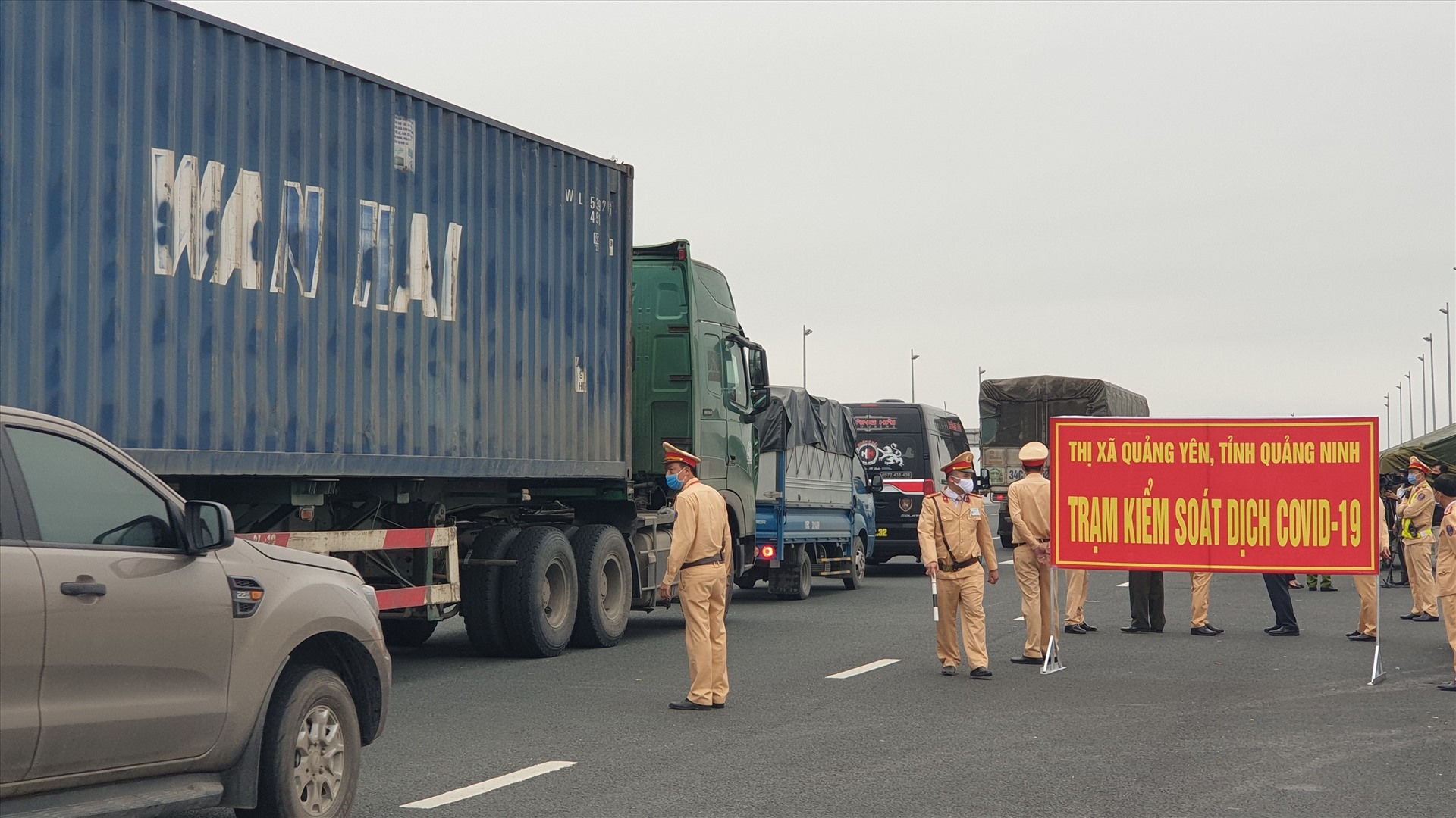 Sau 22.4, dự kiến các chốt kiểm soát trong địa bàn tỉnh Quảng Ninh sẽ được nới lỏng, nhưng vẫn siết chặt ở các chốt cửa ngõ ra vào các tỉnh, thành lân cận. Ảnh: Nguyễn Hùng