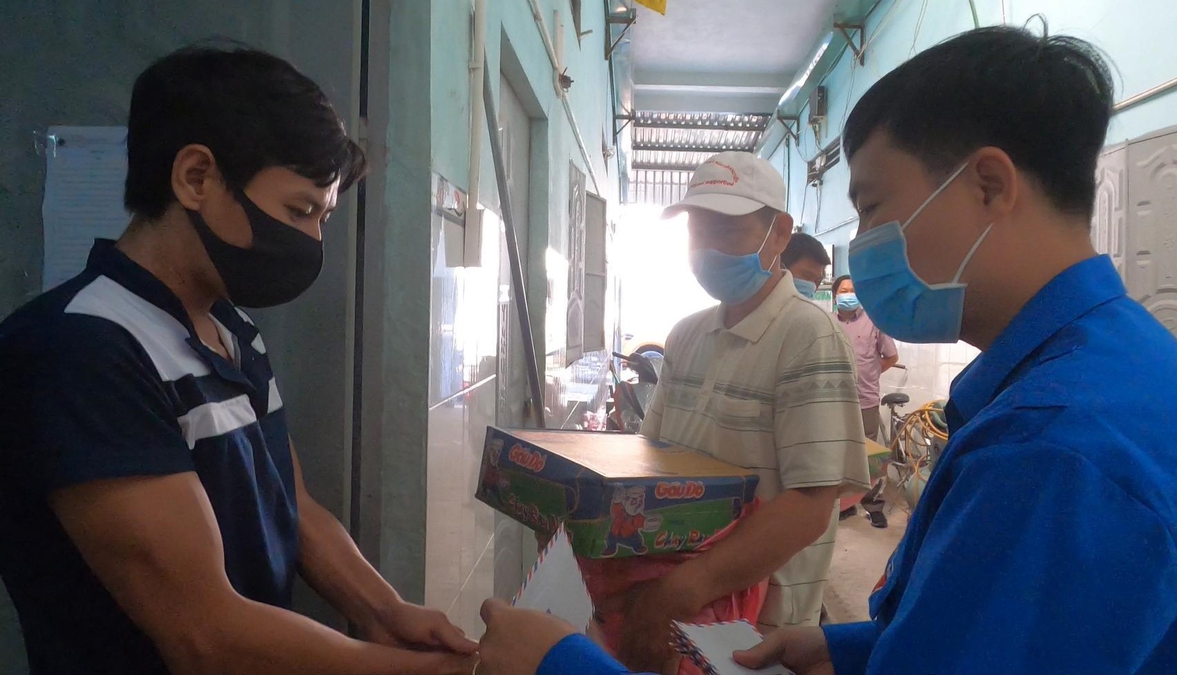 Anh Vàng Mý Phùa (24 tuổi, quê Hà Giang) nhận quà của mạnh thường quân.Ảnh: Đình Trọng