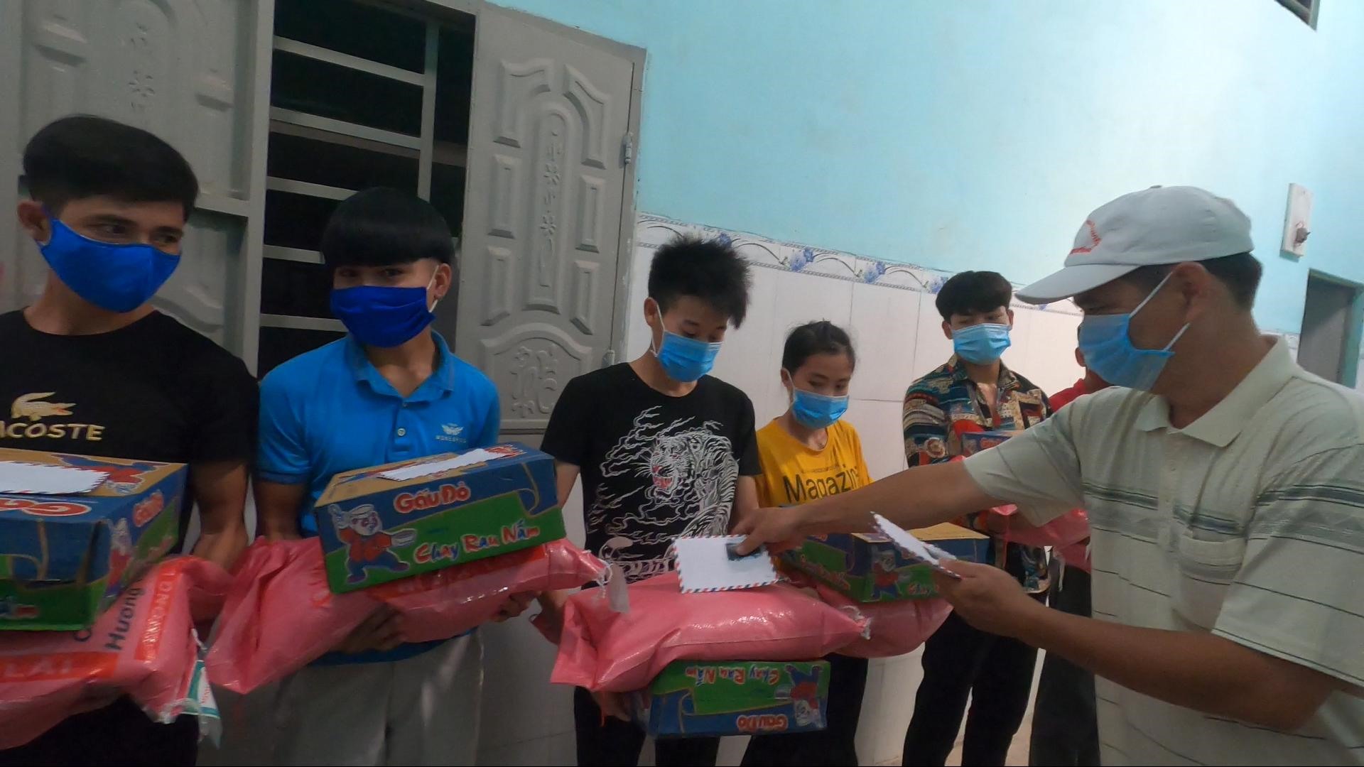 Mạnh thường quân trao quà tiếp sức cho công nhân mất việc làm. Ảnh: Đình Trọng