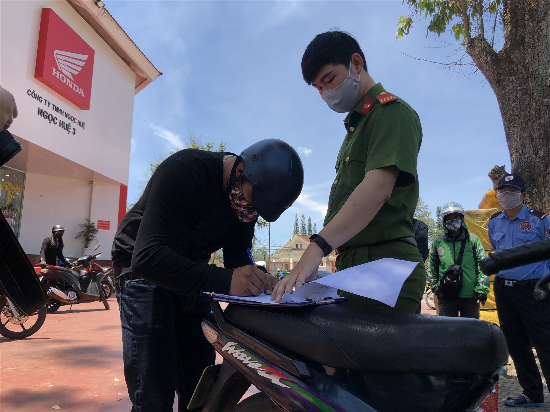 Dựng lại hiện trường sự việc. Ảnh Hồng Sơn