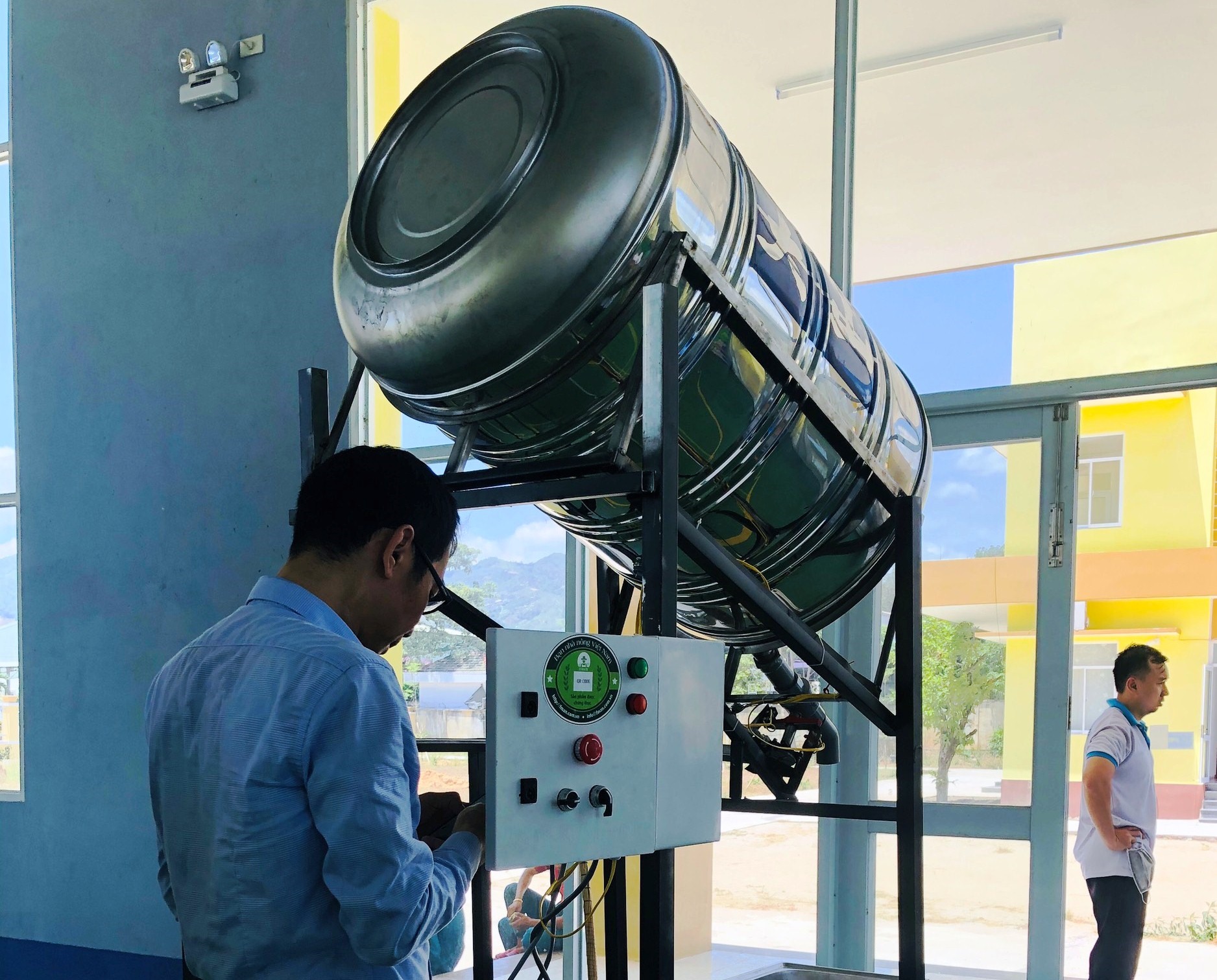 Hệ thống máy “ATM gạo” đang được hoàn thiện trước khi khởi động vào ngày 23.4. Ảnh: Phương Linh