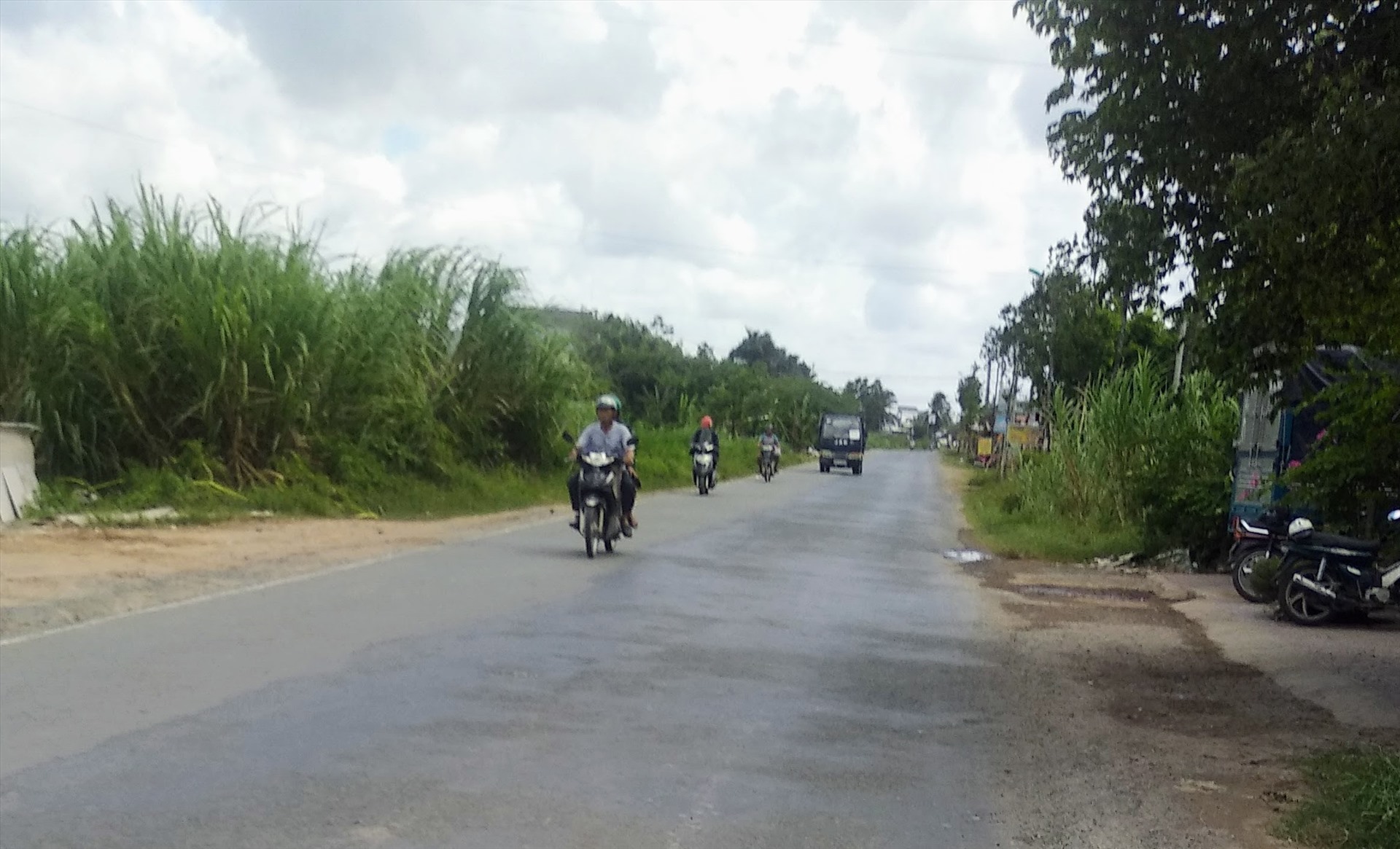 Một tuyến đường đi vào xã Long Đức, TP.Trà Vinh - địa phương có nhiều gia đình chính sách bị trục lợi. Ảnh: Trần Lưu.