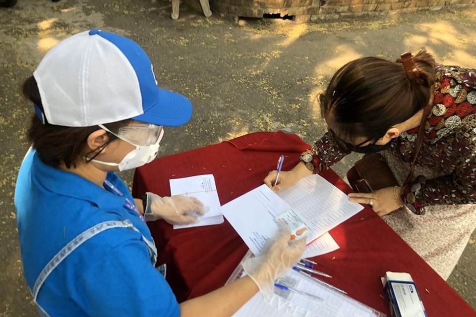 LĐLĐ Quận Tân Phú (TPHCM) trao quà cho các giáo viên tạm thời nghỉ việc do các trường học tư thục phải đóng cửa vì dịch bệnh COVID-19. Ảnh: Thu Hà LĐLĐ Quận Tân Phú (TPHCM) trao quà cho các giáo viên tạm thời nghỉ việc do các trường học tư thục phải đóng cửa vì dịch bệnh COVID-19. Ảnh: Thu Hà