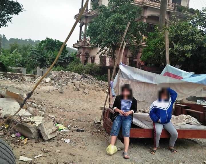Bị phá nhà, gia đình bà Hựu lâm cảnh “màn trời chiếu đất“. Ảnh: PV