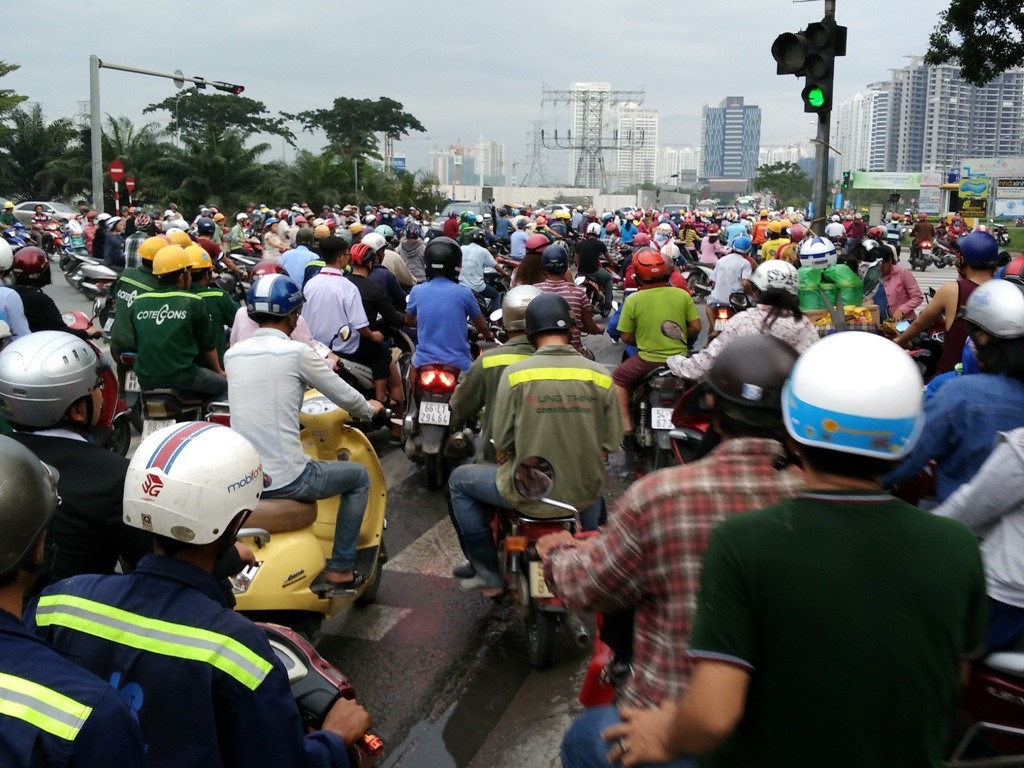 Các xe đi vào trung tâm TPHCM và ngược lại thường bị kẹt ở ngã tư Nguyễn Văn Linh - Nguyễn Hữu Thọ (quận 7). Ảnh: Minh Quân