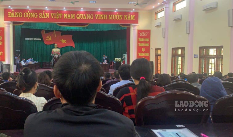 Một buổi đấu giá đất ở xã Vũ Ninh, huyện Kiến Xương. Ảnh: Phạm Đông