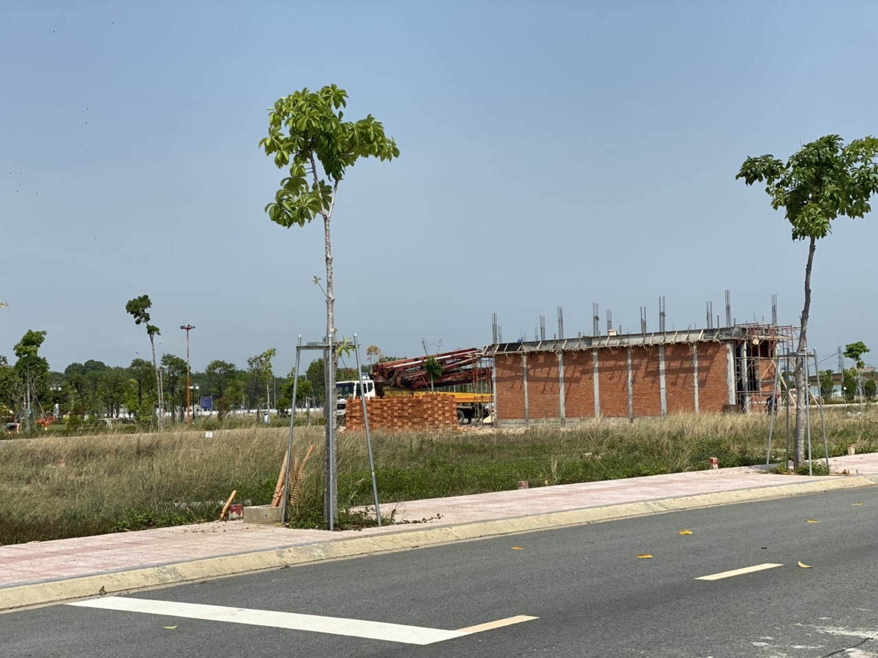 Người dân mua đất và đóng hết tiền nhưng 3 năm rồi chưa thể có sổ đỏ. Ảnh: Quang Duy