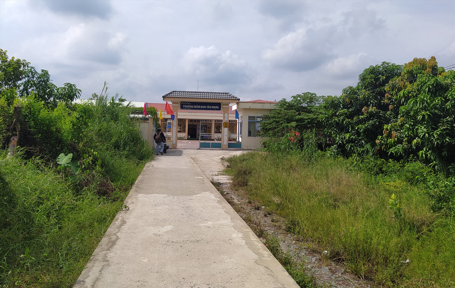 Phần đất mượn của người dân làm lối đi vào trường mầm non Tân Nhơn. Ảnh: Trần Lưu.