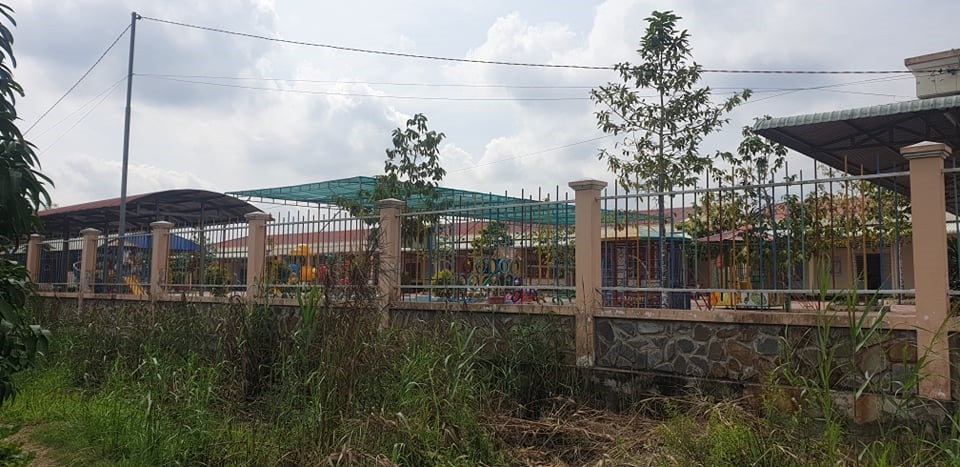 Trường mầm non Tân Nhơn nhìn từ phía ngoài rào. Ảnh: Trần Lưu.