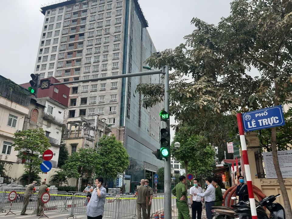 UBND quận Ba Đình thông tin, đến nay, đã cơ bản đủ các thủ tục để chuẩn bị tháo dỡ giai đoạn 2 của công trình 8B Lê Trực. “Dự kiến, thời gian lắp dựng cẩu tháp, vận thăng từ ngày 22/4 tới 12/5/2020 và tổ chức tháo dỡ giai đoạn II tòa nhà vi phạm 8B Lê Trực (Ba Đình, Hà Nội) từ ngày 15/5/2020”.