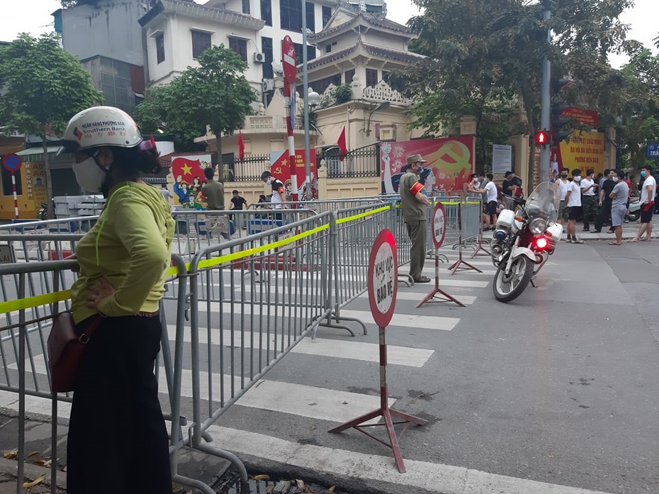 Từ chiều 22.4, khu vực xung quanh tòa nhà này đã được lực lượng chức năng sử dụng barie làm rào chắn.
