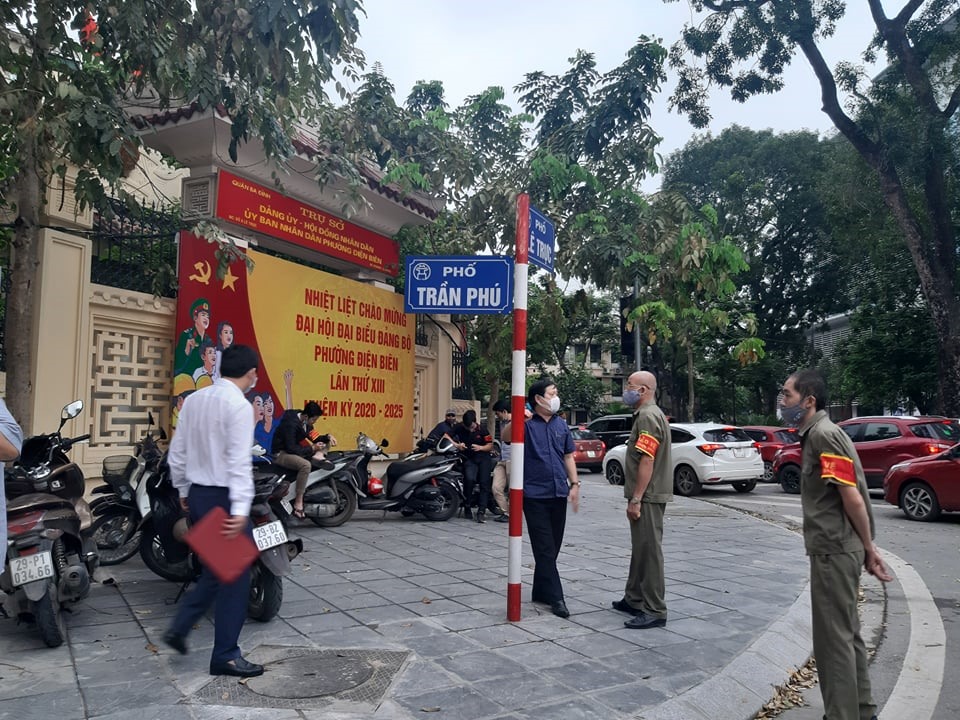 Lực lượng chức năng tại khu vực gần tòa nhà 8B Lê Trực.