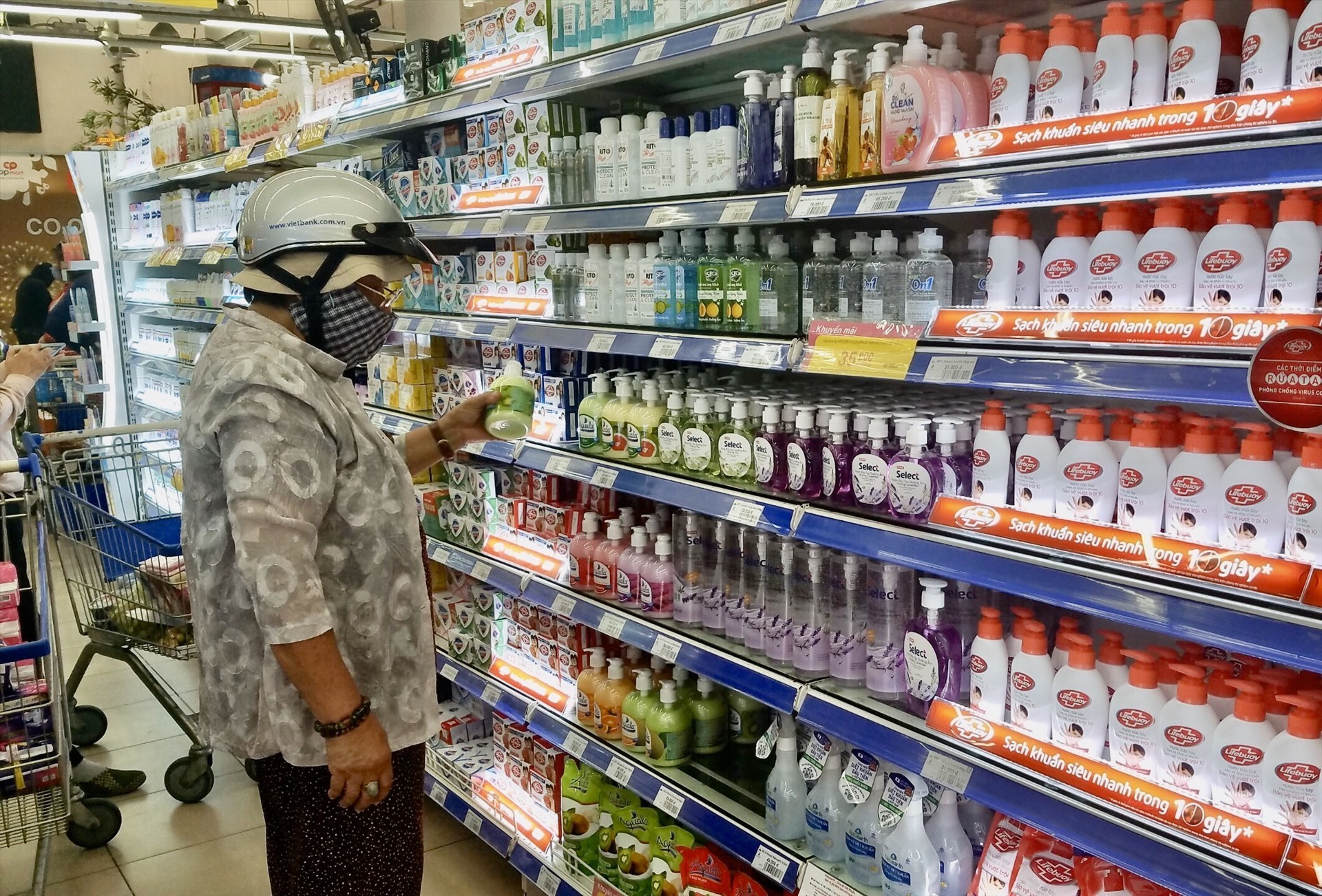 Dung dịch rửa tay khô chất đầy kệ nhưng vắng người mua. Ảnh: Chân Phúc