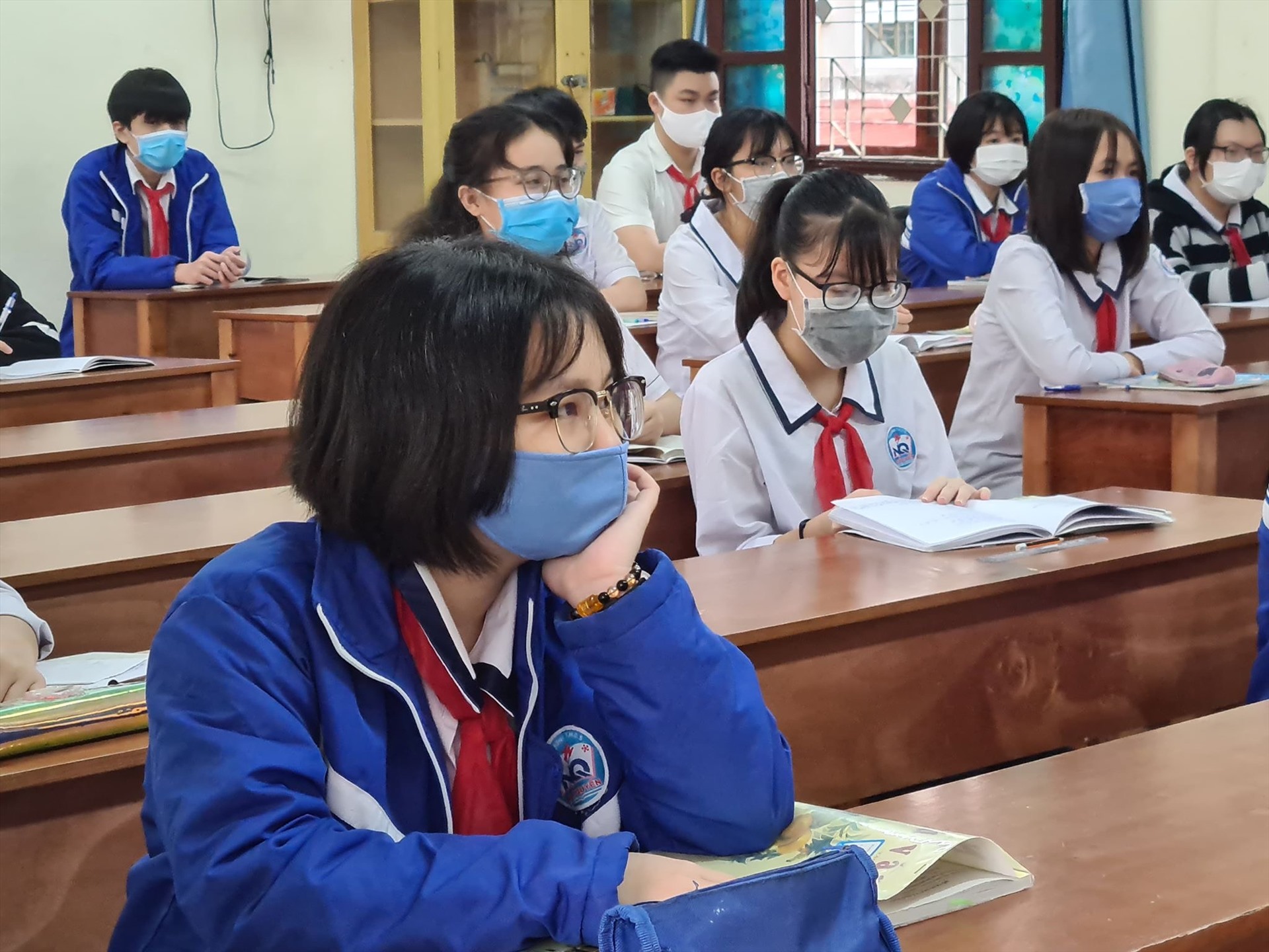 Sau 2 khối 9 và 12, từ 27.4, học sinh các khối lớp còn lại sẽ quay trở lại trường học. Nhiều trường học lo ngại việc giãn cách lớp học không thể thực hiện do thiếu nhân lực, cơ sở vật chất. Ảnh tại Trường THCS Ngô Quyền (Ảnh: Đặng Luân)