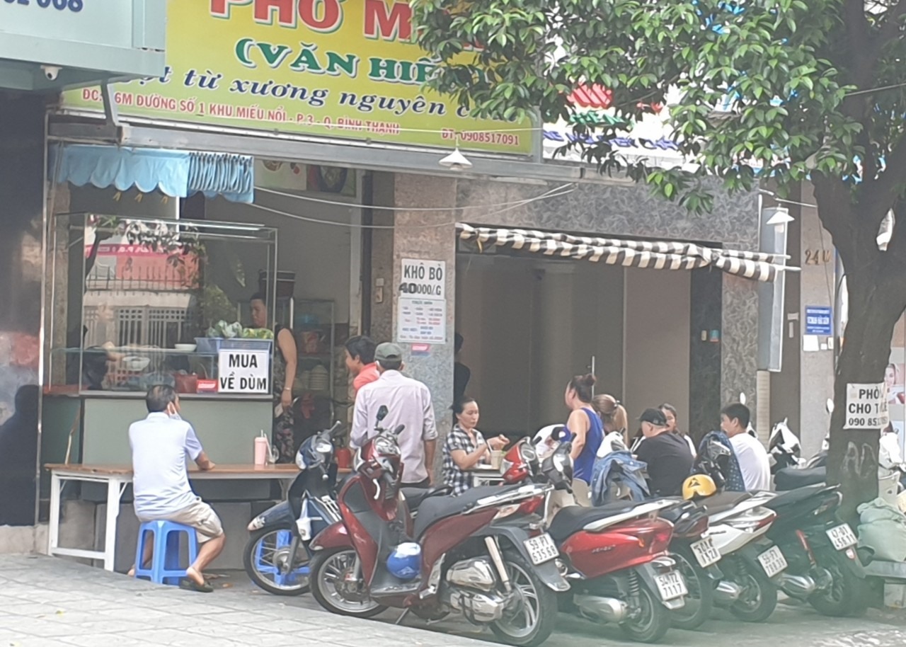 Một quán ăn dù treo biển “mua về dùm” nhưng cũng đã phục vụ khách ăn tại quán. Ảnh: Tuệ Nhi