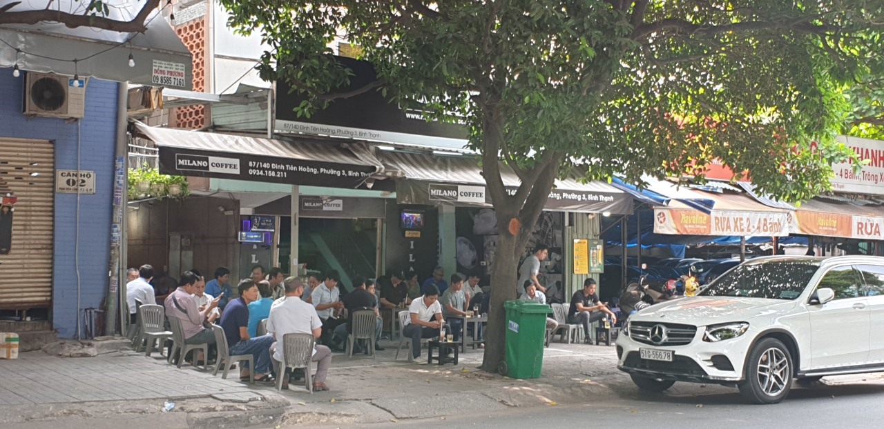 Một quán cafe trên ở đường số 1, Khu Miếu Nổi, Phường 3, quận Bình Thạnh kín chỗ ngồi vào sáng 23.4. Ảnh: Tuệ Nhi