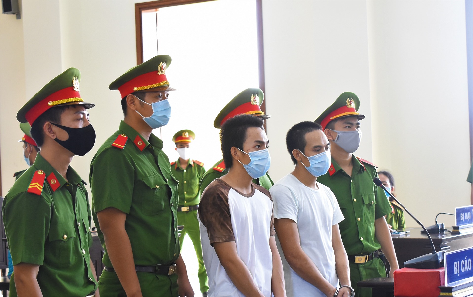 Bị cáo Đặng Ngọc Minh và bị cáo Đặng Ngọc Giàu tại phiên tòa sơ thẩm. Ảnh: Thành Nhân