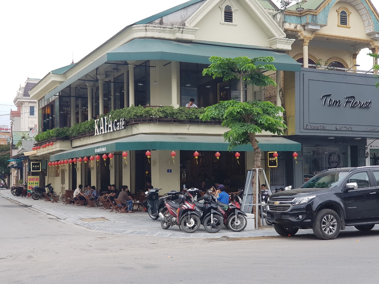 Một tiệm cà phê đã mở lại nhưng chưa đông khách. Ảnh: PV