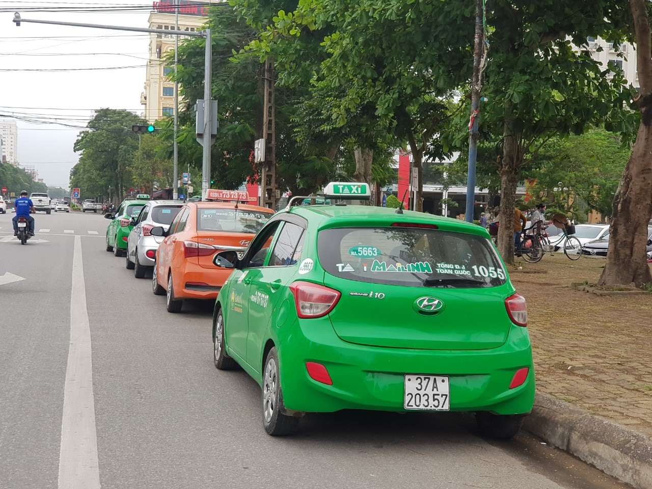 Xe taxi chờ khách tại ngã 6 TP. Vinh. Ảnh: PV