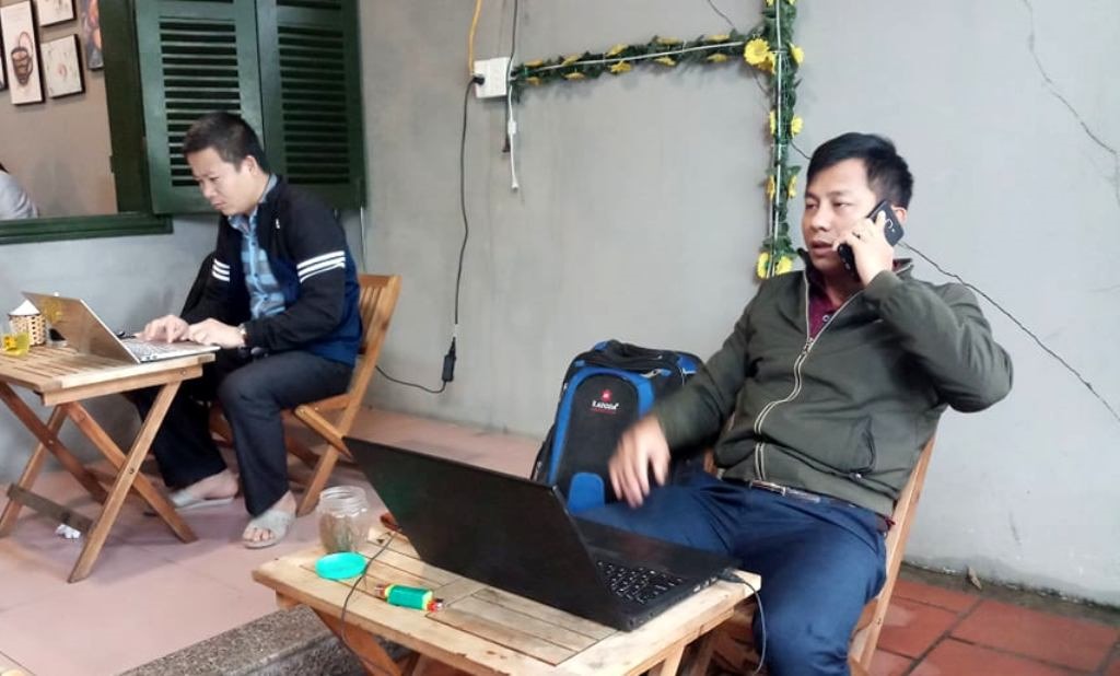Hầu hết các quán cà phê trên địa bàn đã mở cửa trở lại, các khách hàng đến quán đều giữ khoảng cách an toàn, để phòng chống dịch bệnh. Ảnh: Quách Du