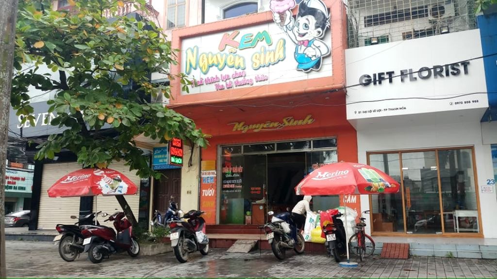 Các nhân viên quán Kem trên Đại lộ Lê Lợi, TP. Thanh Hóa đang dọn dẹp, mở cửa trở lại để đón khách. Ảnh: Quách Du