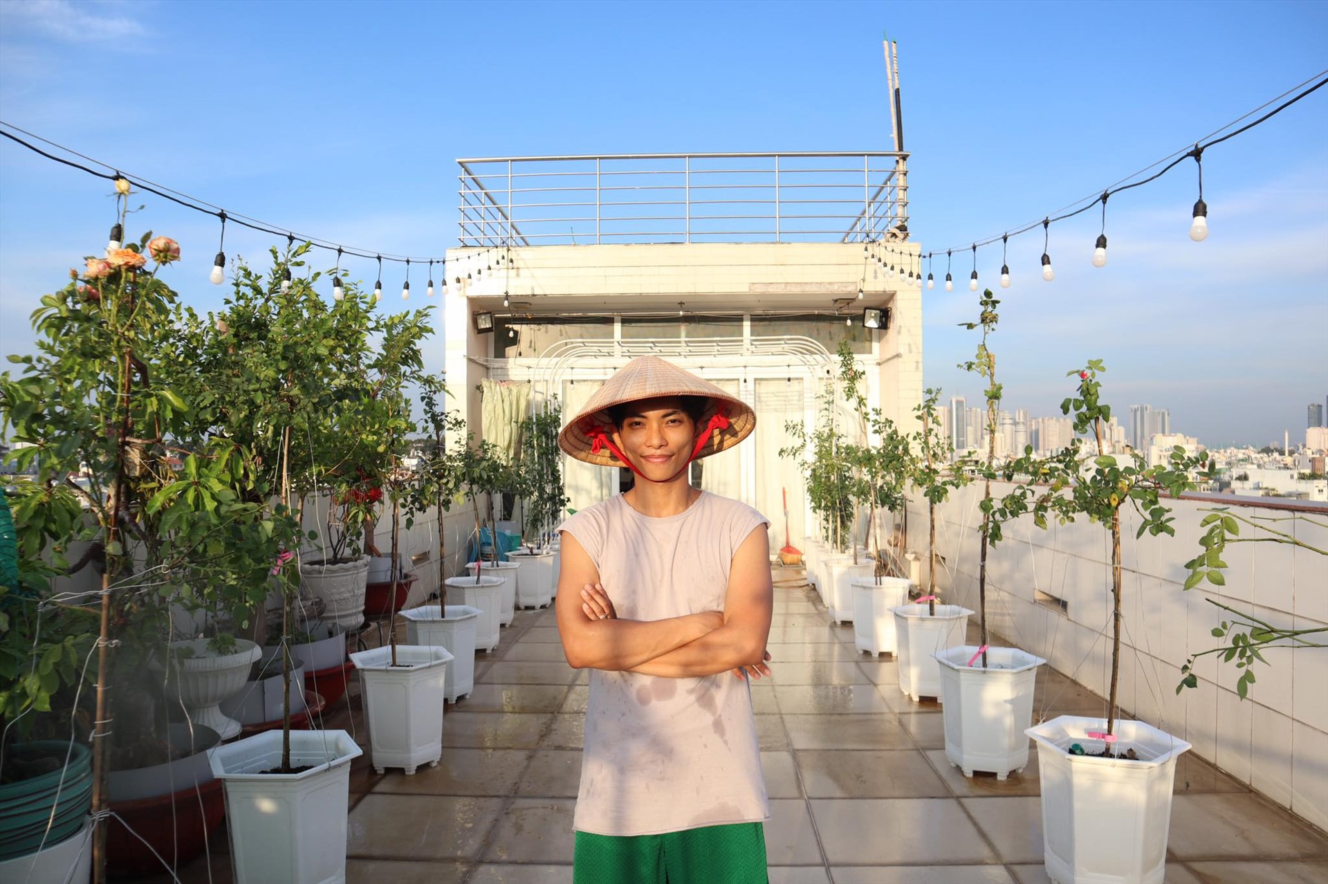 Phan Hiển không ngại bỏ ra trăm triệu đầu tư vườn hồng dành tặng bà xã. Ảnh nhân vật cung cấp.