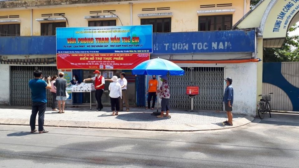 Masan Consumer trao tặng 10.000 suất ăn đến những gia đình khó khăn tại TP. Hồ Chí Minh. Masan Consumer trao tặng 10.000 suất ăn đến những gia đình khó khăn tại TP. Hồ Chí Minh.