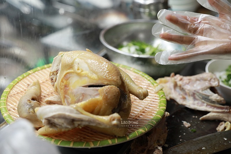 Gà luộc thơm ngon để làm phở trên phố Nam Đồng (Hà Nội)