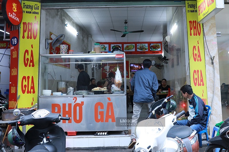 Quán phở mở sáng ngày Hà Nội gần như hết giãn cách.