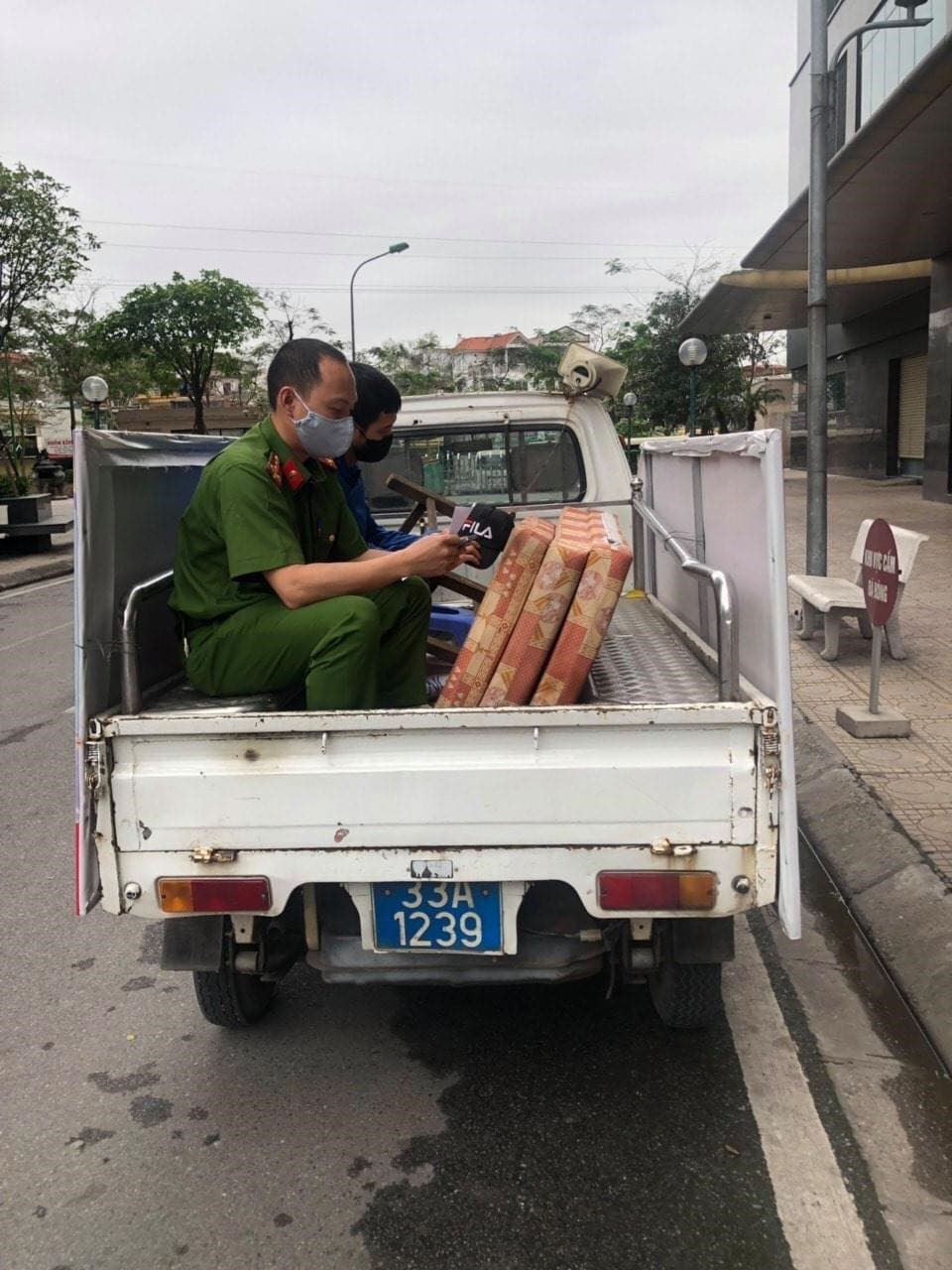 Hình ảnh được cho là nam thanh niên giao hàng bị mời về đồn công an làm việc. Ảnh do cư dân cung cấp.