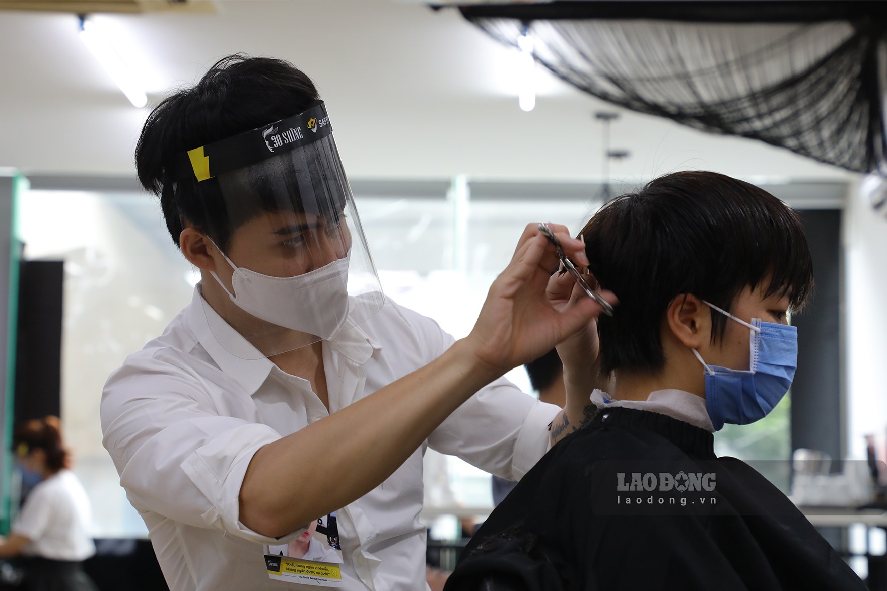 Anh Trung Đức (quản lý tiệm 30Shinee Cầu Giấy) tiết lộ lượng khách của cửa hàng cũng cao hơn gấp đôi ngày trước cách ly. “Hôm nay mùng 1 mà khách vẫn đông hơn hẳn mọi hôm. Tuy nhiên, cửa hàng vẫn hết sức chú trọng việc giữ khoảng cách và sắp xếp lịch cho khách hợp lý để đảm bảo không tụ tập đông người. Ngoài ra, nhân viên tại cửa hàng cũng trang bị khẩu trang, mũ chống giọt bắn đầy đủ. Chúng tôi cũng kiểm tra thân nhiệt cho khách, nếu ai trên 37 độ, chúng tôi cũng xin khách hàng thứ lỗi“.