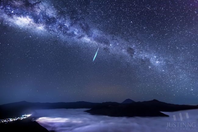 Bức ảnh ghi lại trận mưa sao băng Eta Aquarid chụp tại Núi Bromo, Đông Java, Indonesia, ngày 5 tháng 5 năm 2013. Ảnh: Justin Ng/ Space.