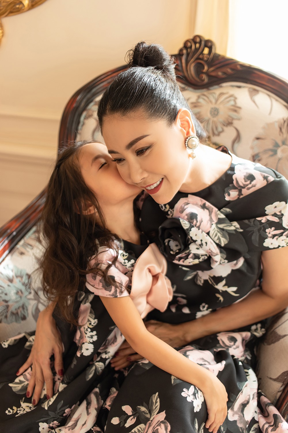 Người đẹp viên mãn khi cuộc sống hạnh phúc bên người chồng thành đạt và các con.