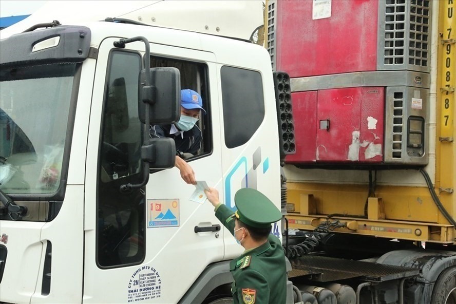 Loại những lái xe chuyên trách chèn ép, nâng giá khi chở hàng qua Trung Quốc. Ảnh minh họa: TC
