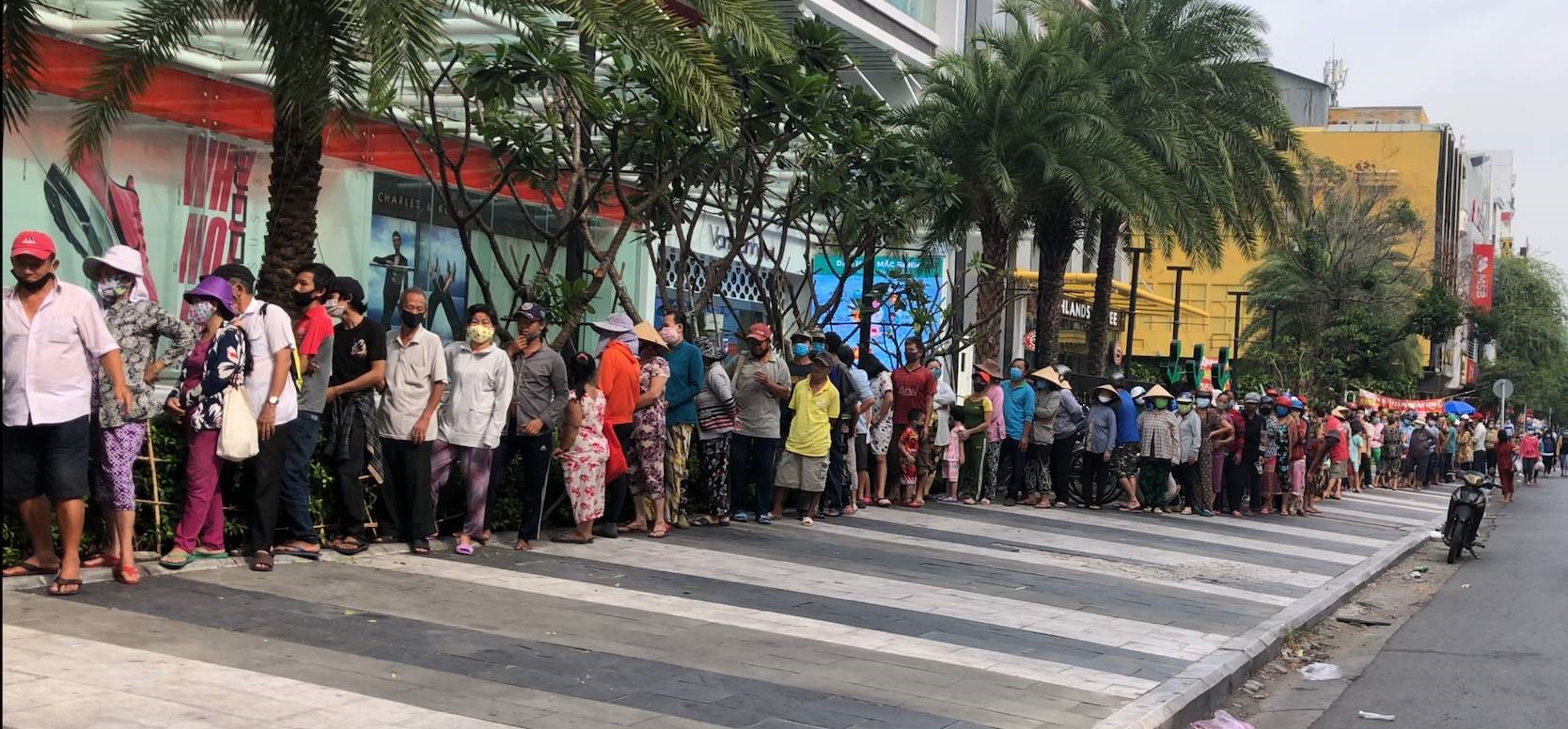 Hàng trăm người dân